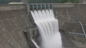 Hochdruck Wasserentladungen von Staudämmen8